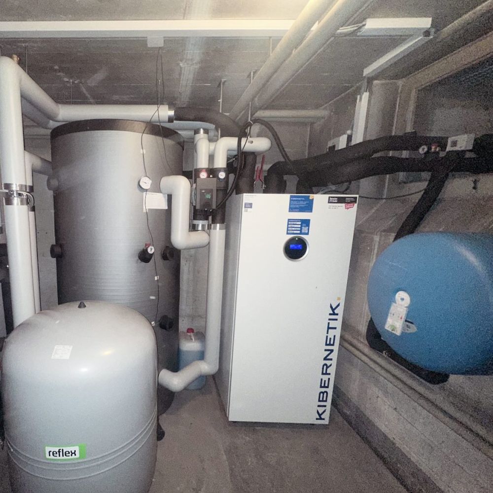 2025 / MFH Hagenbrünneli, Zürich
Kunde: Stadt Zürich / Arbeit: Planung und Ausführung Wärmeerzeugung (Sole/Wasser-WP)